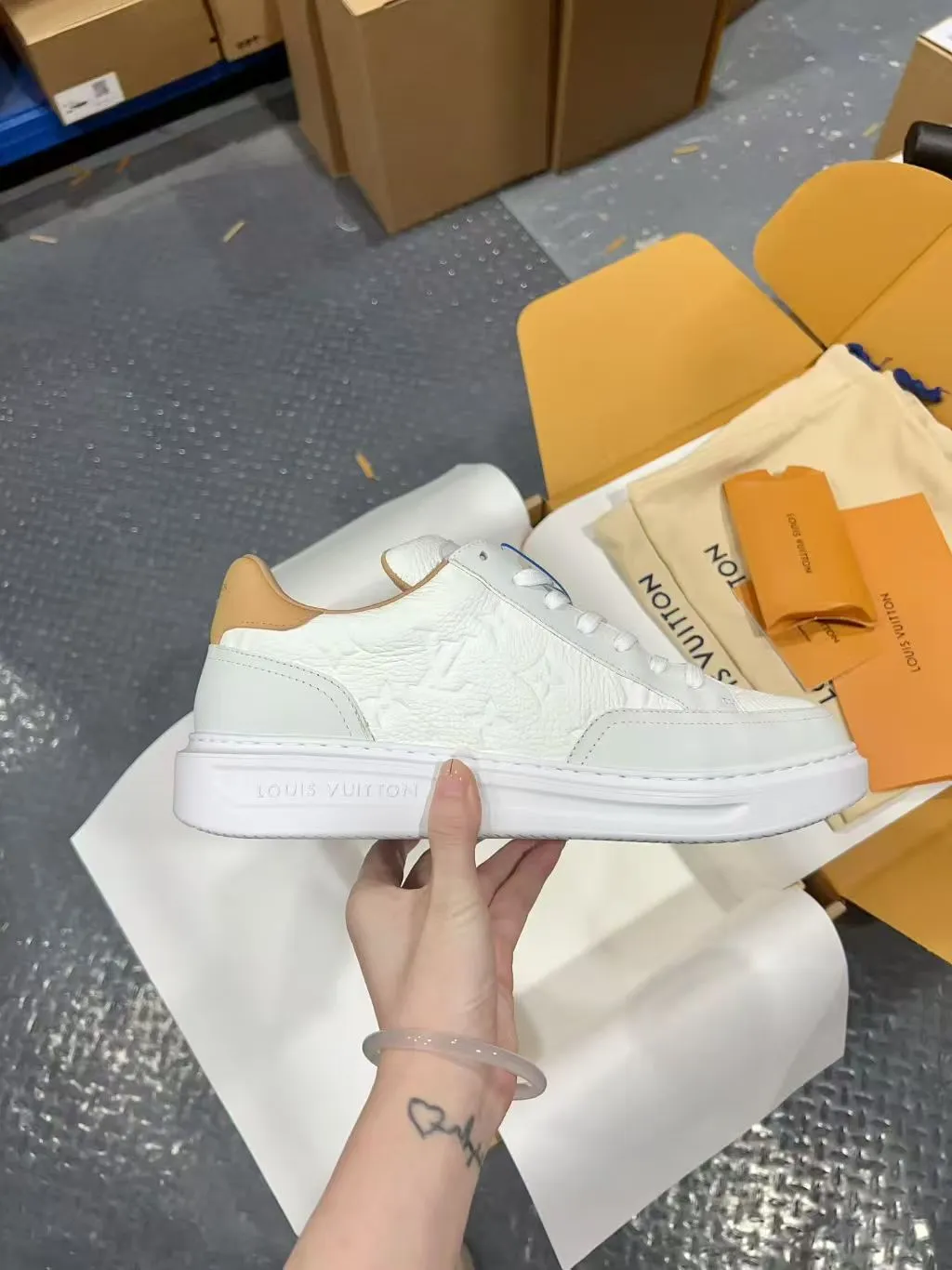👟👟Ex-factory price 640👟👟 Vuitton Louis Vuitton Beⅴerly Hⅰll men's casual sports shoes white shoes —————————— Good looks and handsome feet, every color is huge and beautiful! A must-have item for fashionistas 🛍 Original custom-made embossed grained calfskin (not superfiber leather on the market, everyone needs to distinguish it!) symmetrical old pattern washed denim; all accessories and accessories are customized according to the original 1:1. Even the color matching of the shoelaces is customized 1:1. Original identical private model TPU outsole. Many clever little designs must have the original version to see that they are well done. The quality lies in the details! The original consistent chip tag can be directly entered into the LV official website 😏 Purchasing agent for ceiling level. Full set of Jingmei aircraft box packaging. Please look for our quality‼ ️ Please pay attention to distinguish the currency materials on the market! Code number: 37-45